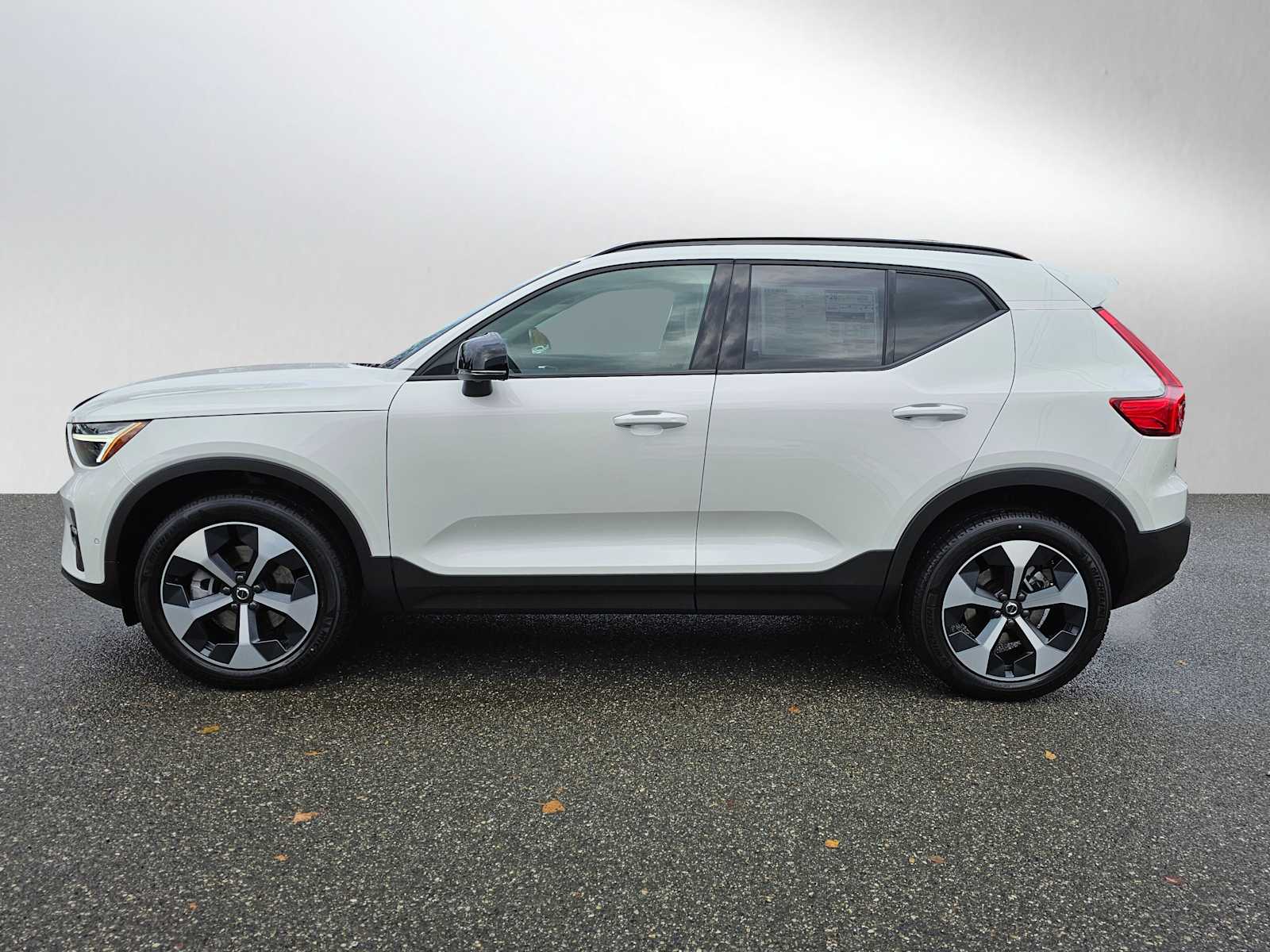 2025 Volvo XC40 Plus photo 2