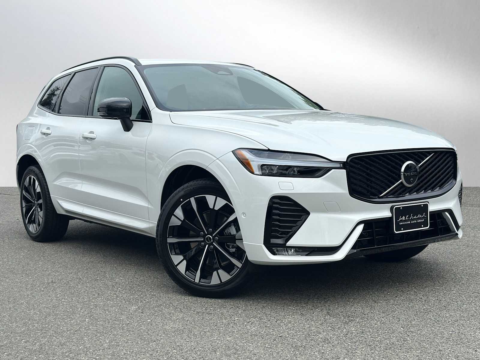 2026 Volvo XC60 Plus's photo