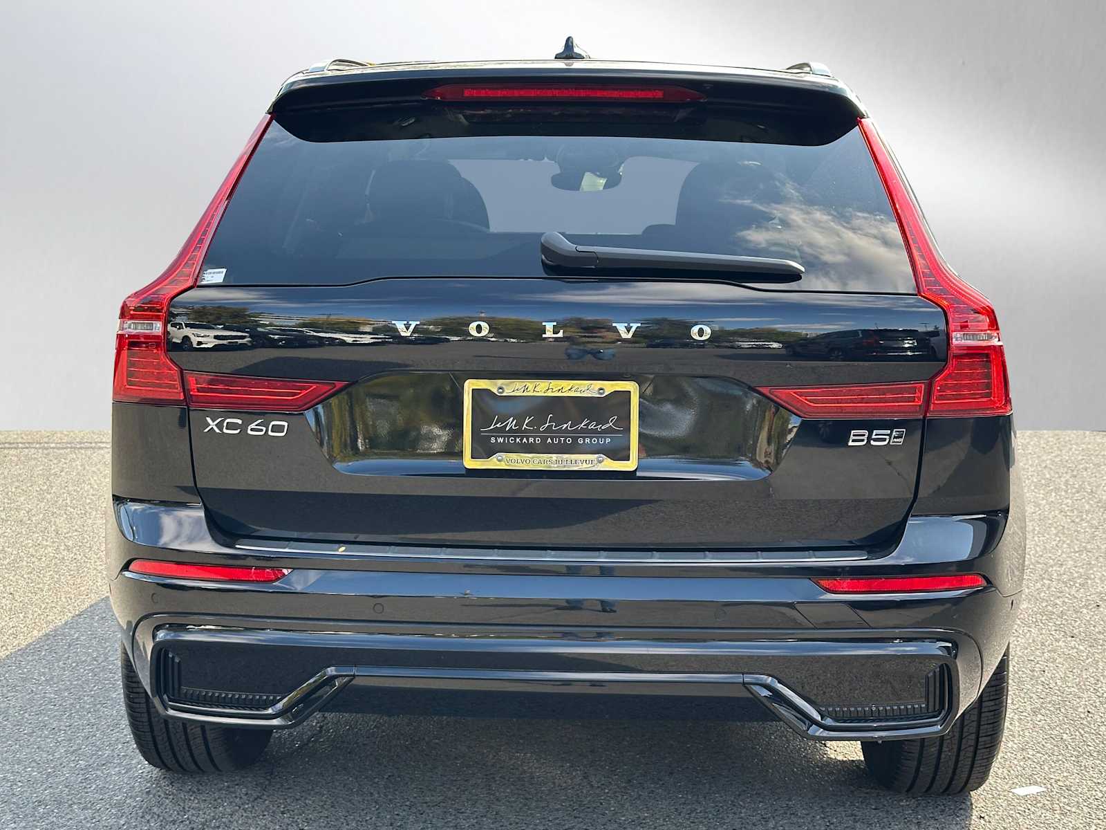 2025 Volvo XC60 B5 Plus photo 4