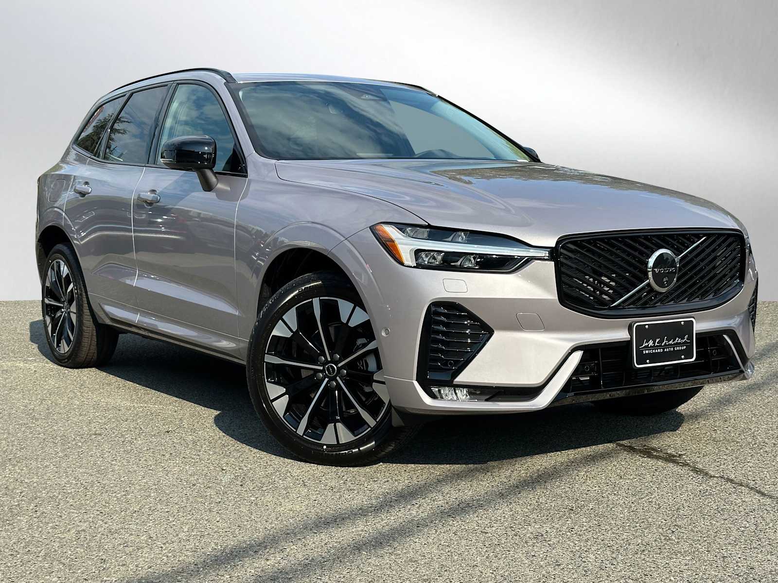 2026 Volvo XC60 Plus's photo