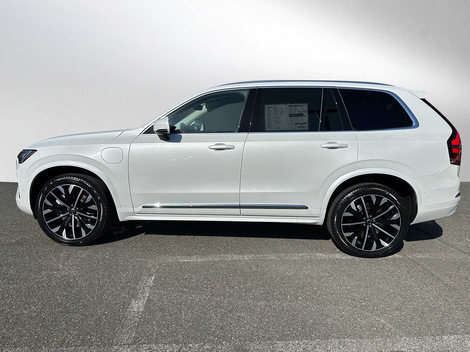 2025 Volvo XC90 T8 Plus photo 4