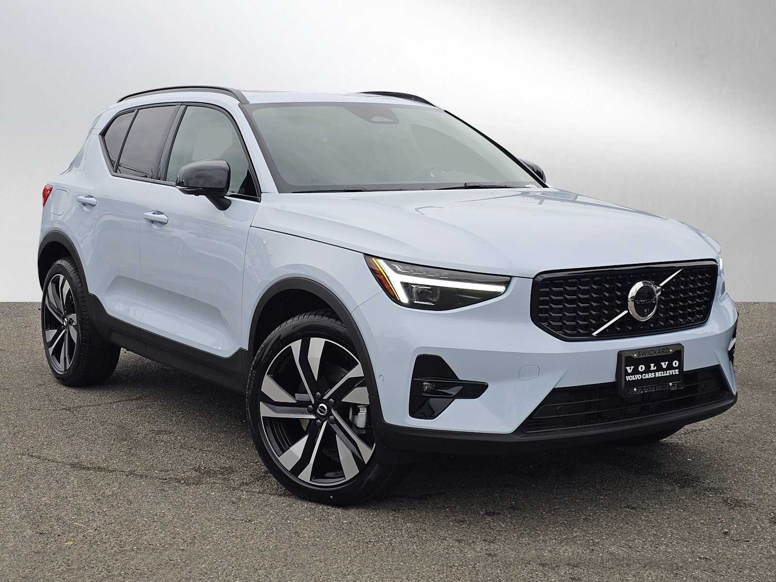 2026 Volvo XC40 B5 Plus Dark AWD's photo