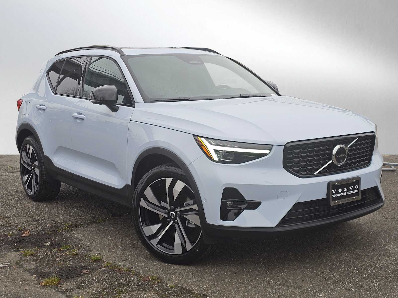 2026 Volvo XC40 B5 Plus Dark AWD's photo