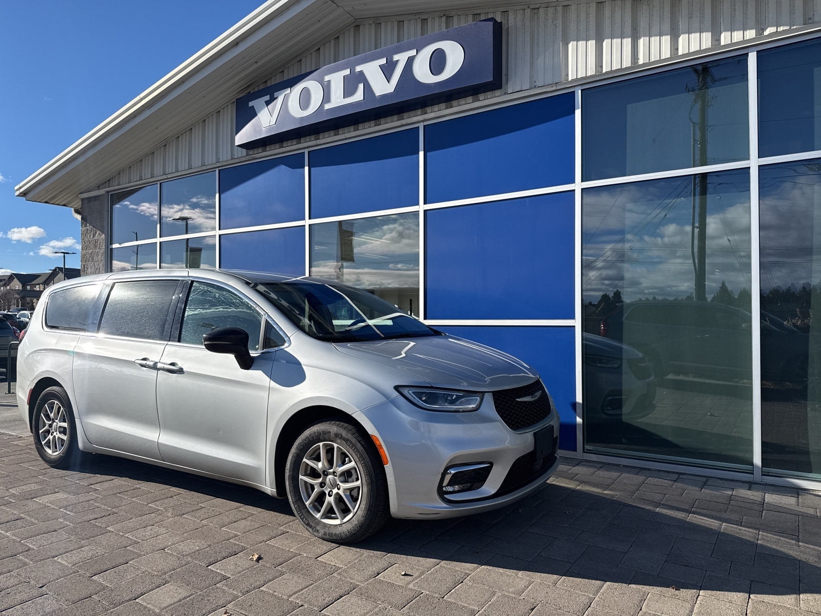 2024 Chrysler Pacifica Touring L's photo