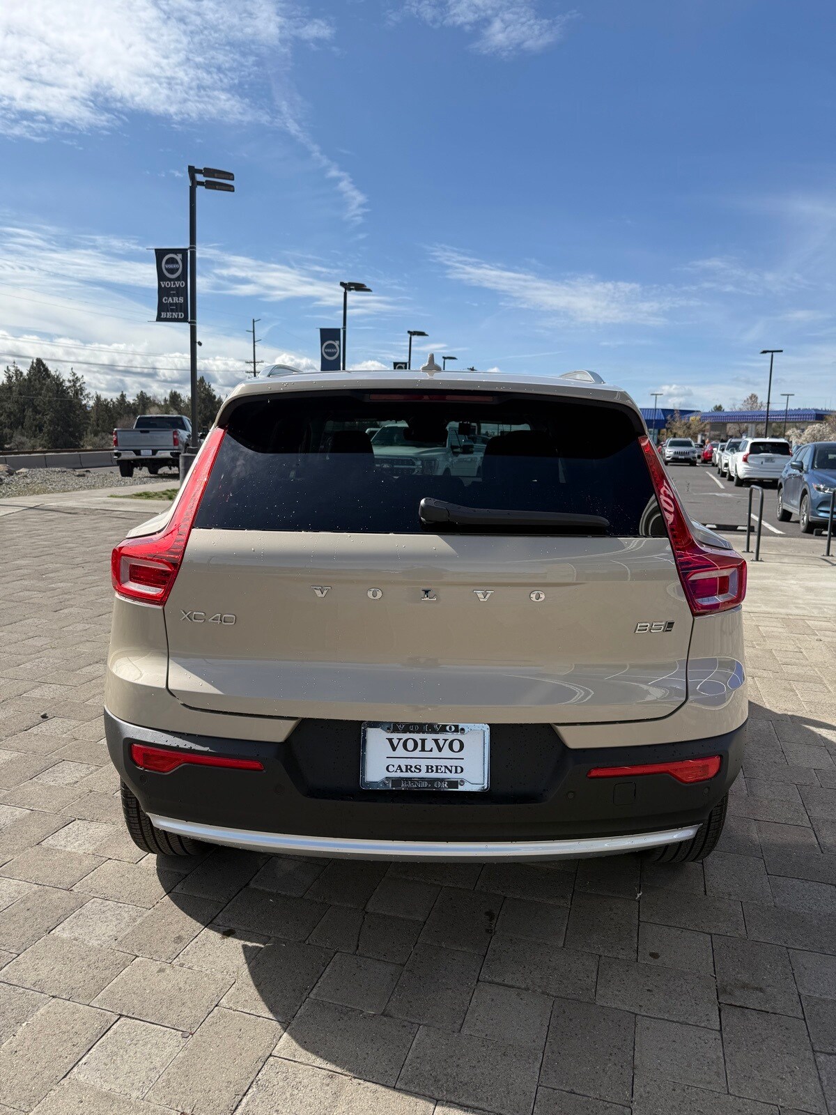2025 Volvo XC40 photo 4