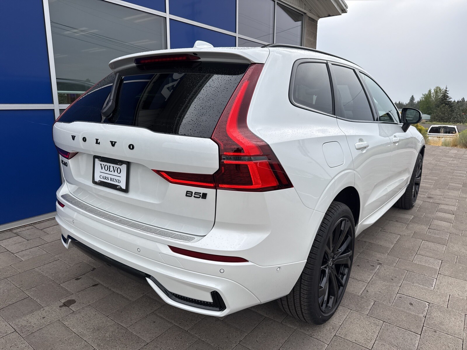 2026 Volvo XC60 B5 Black Edition photo 3