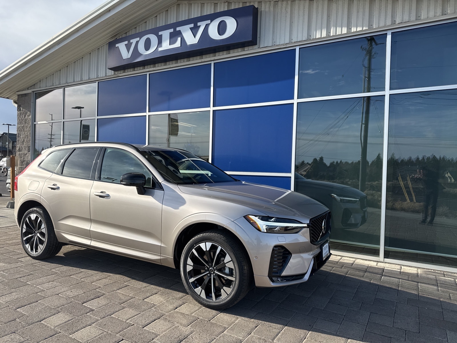 2026 Volvo XC60 Plus's photo