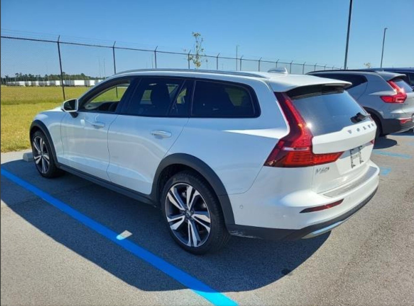 2024 Volvo V60 Cross Country B5 Plus photo 3