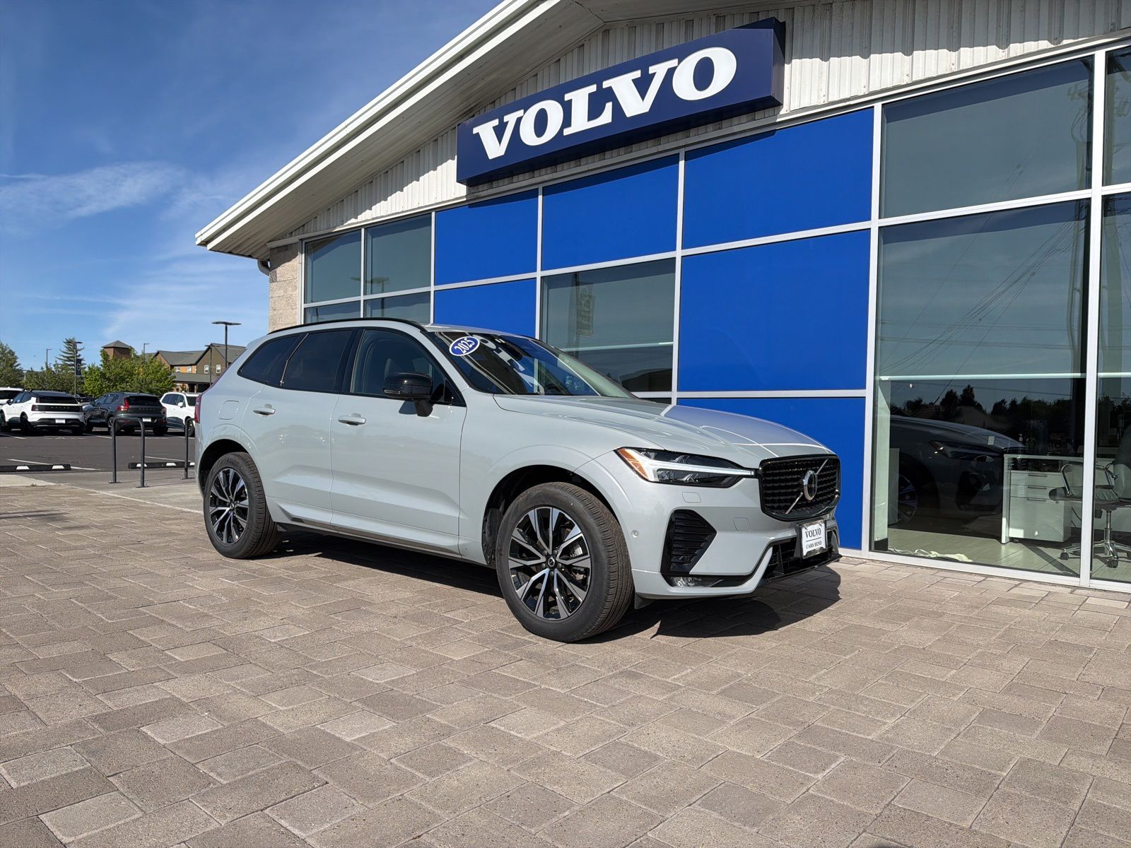 2025 Volvo XC60 B5 Plus Dark AWD's photo