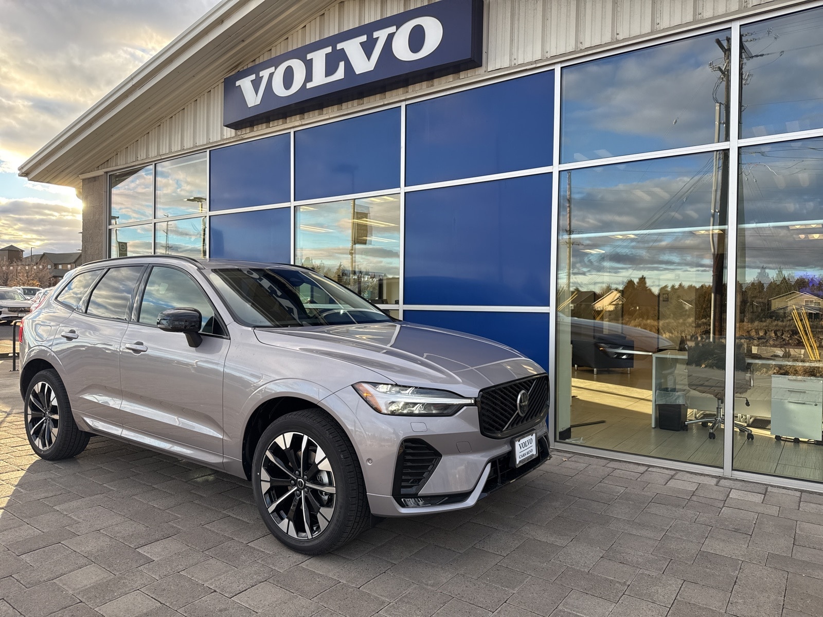 2026 Volvo XC60 Plus's photo