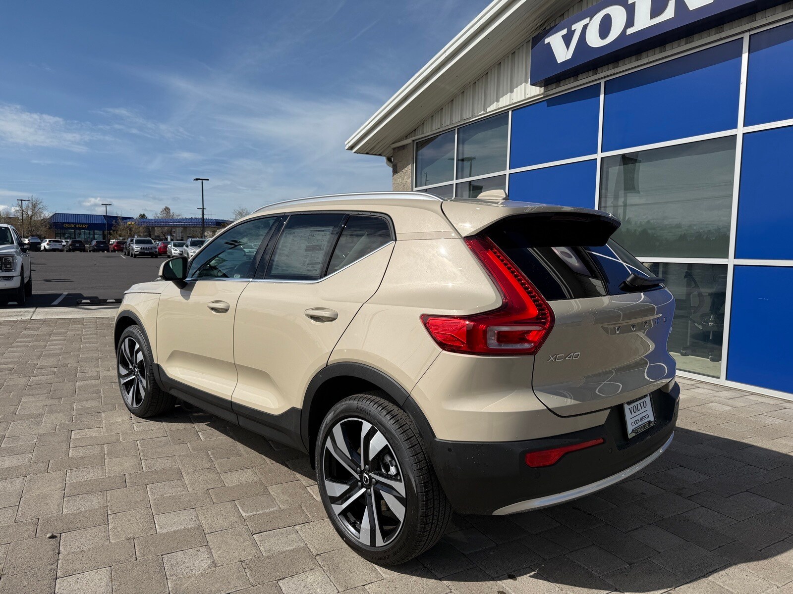 2025 Volvo XC40 photo 3