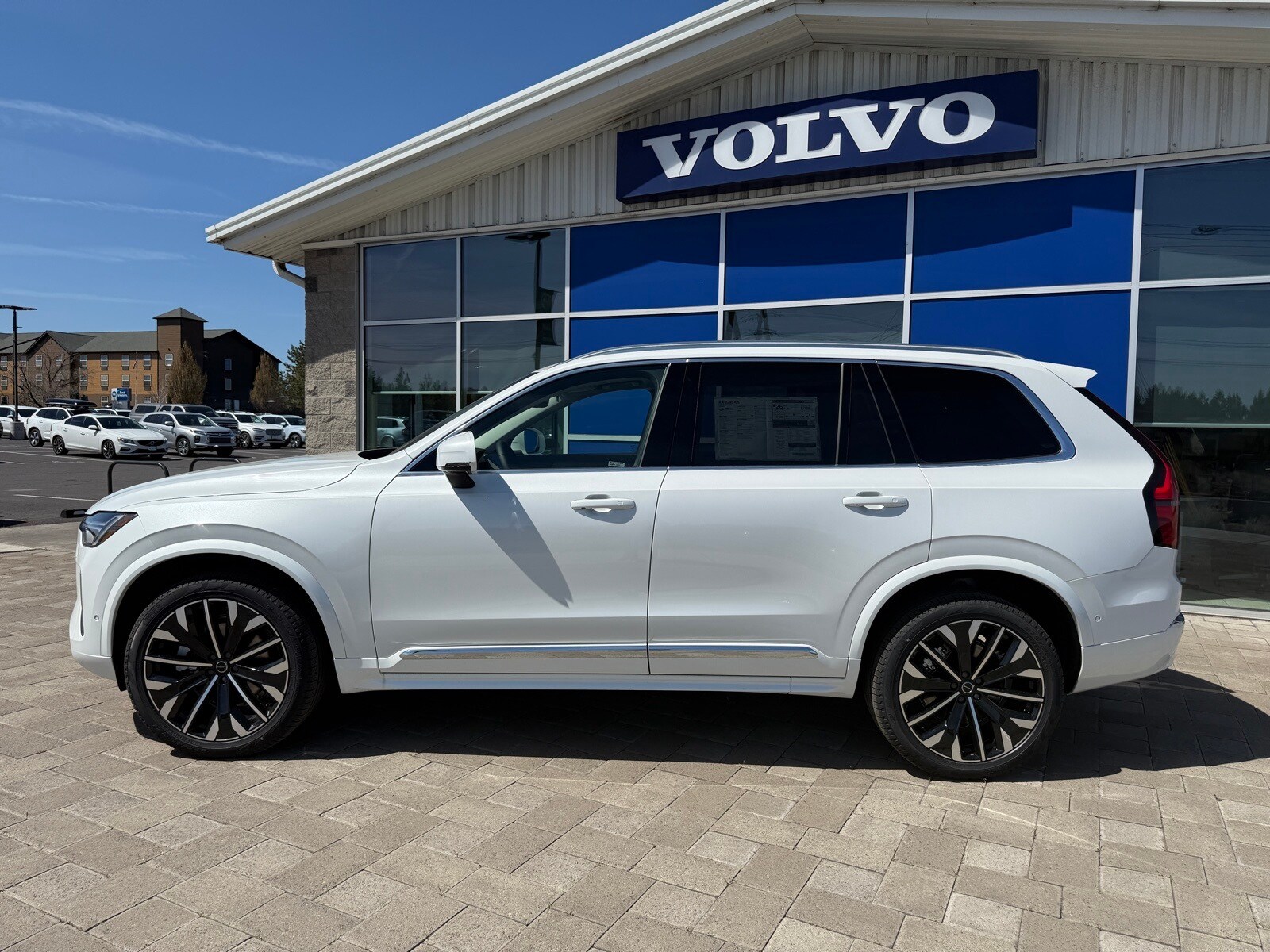 2025 Volvo XC90 B5 Plus photo 2