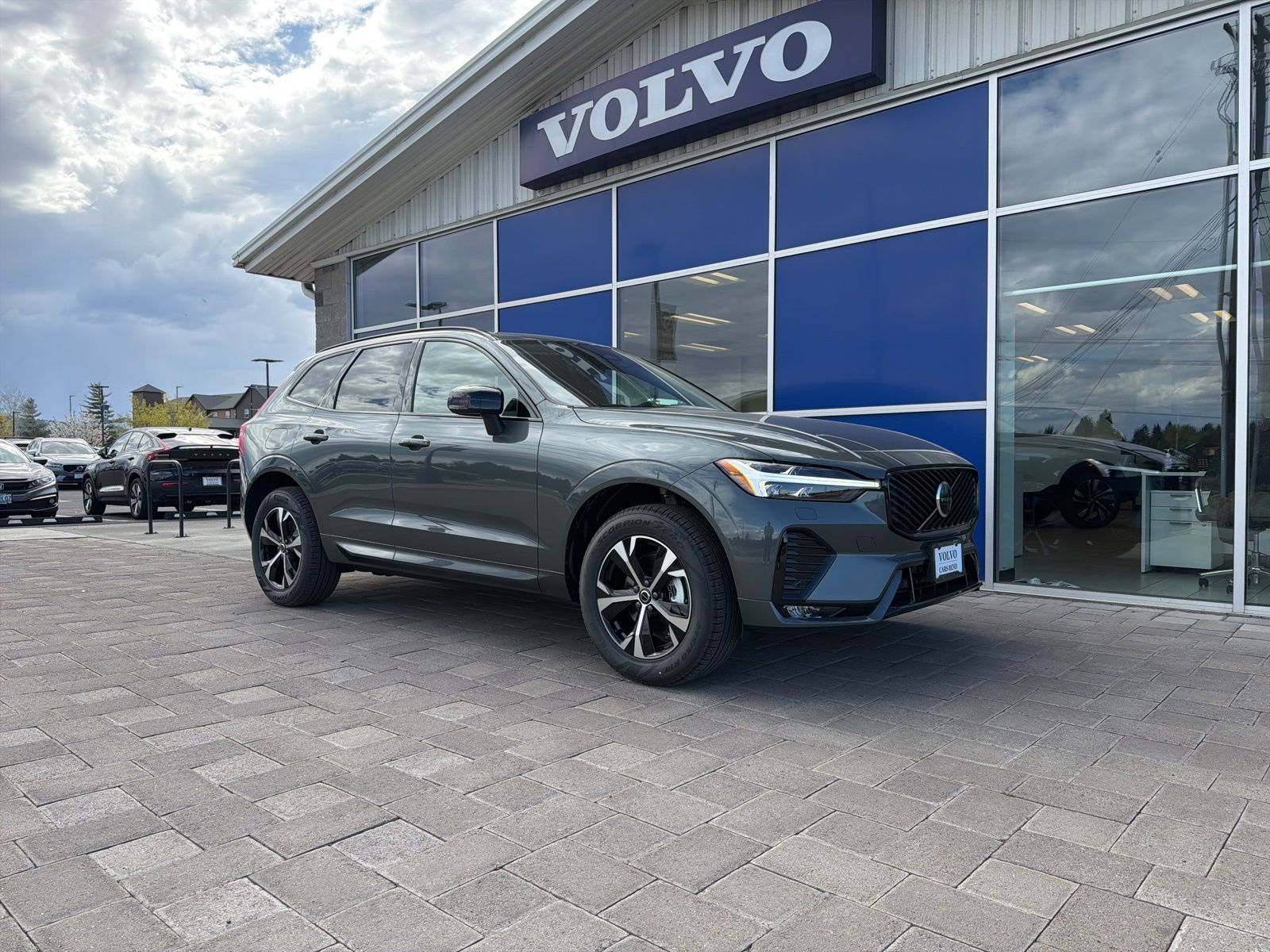Gray Metallic 2018 Volvo XC60 T6 Momentum AWD SUV / Crossover All-Wheel Drive Automatic