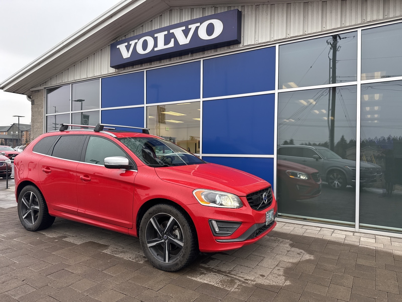 2016 Volvo XC60 T6 R-Design Platinum's photo