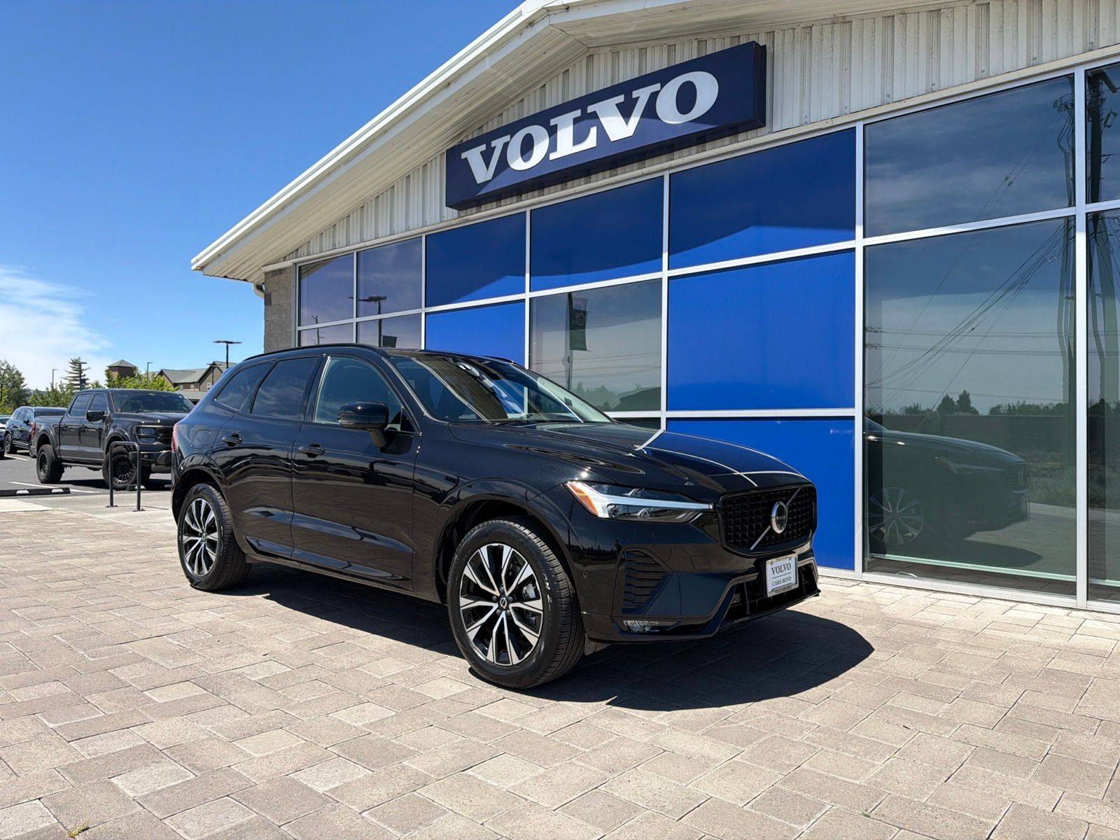 2025 Volvo XC60 B5 Plus Dark AWD's photo