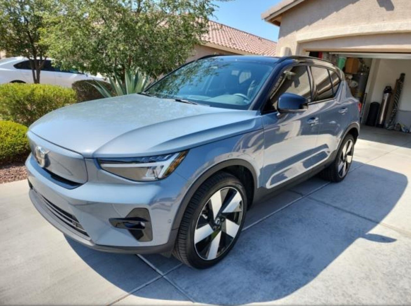 2023 Volvo XC40 Recharge Twin Plus photo 4