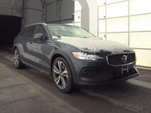 2025 Volvo V60 Cross Country Plus's photo