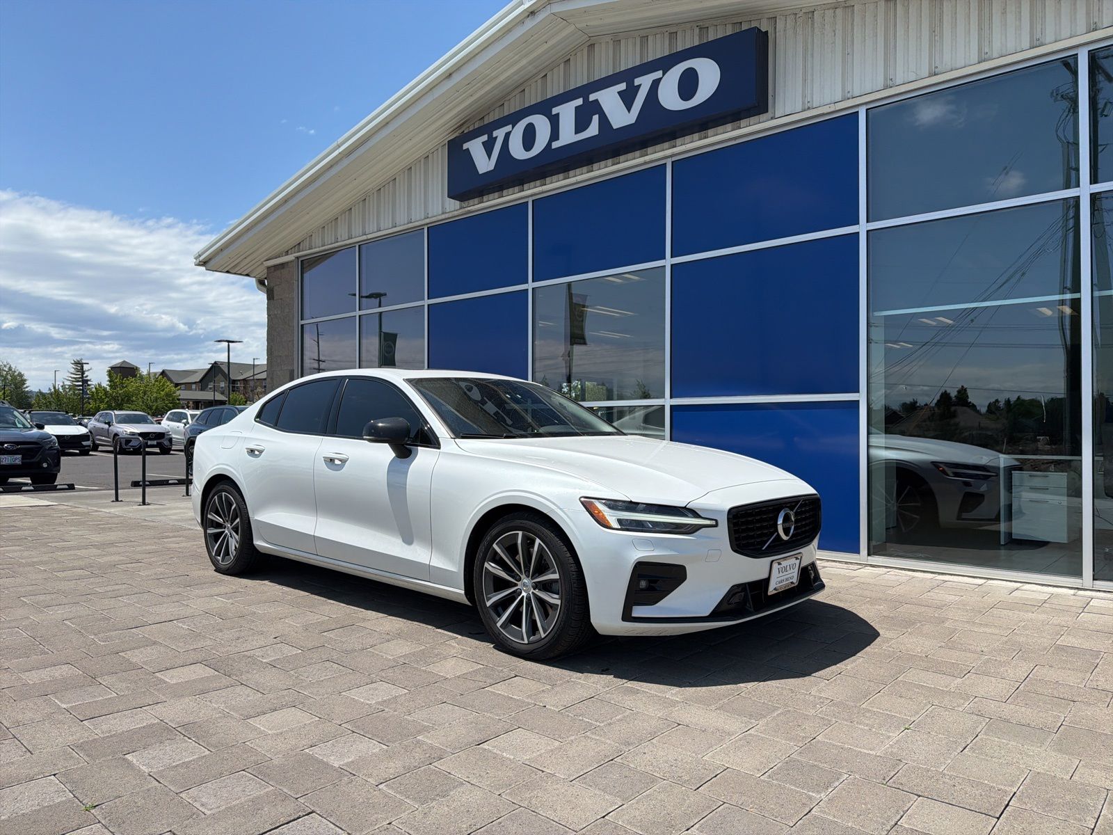 2022 Volvo S60 B5 Black Edition Momentum 4WD's photo