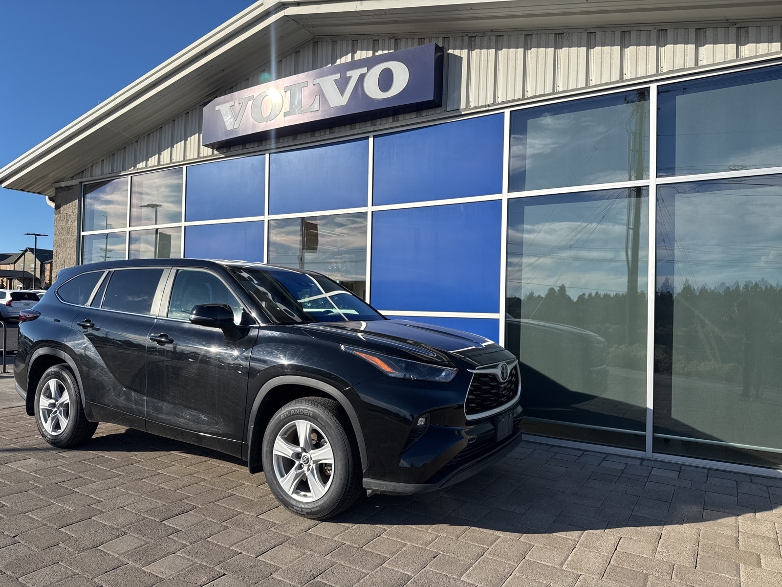 2024 Toyota Highlander LE's photo