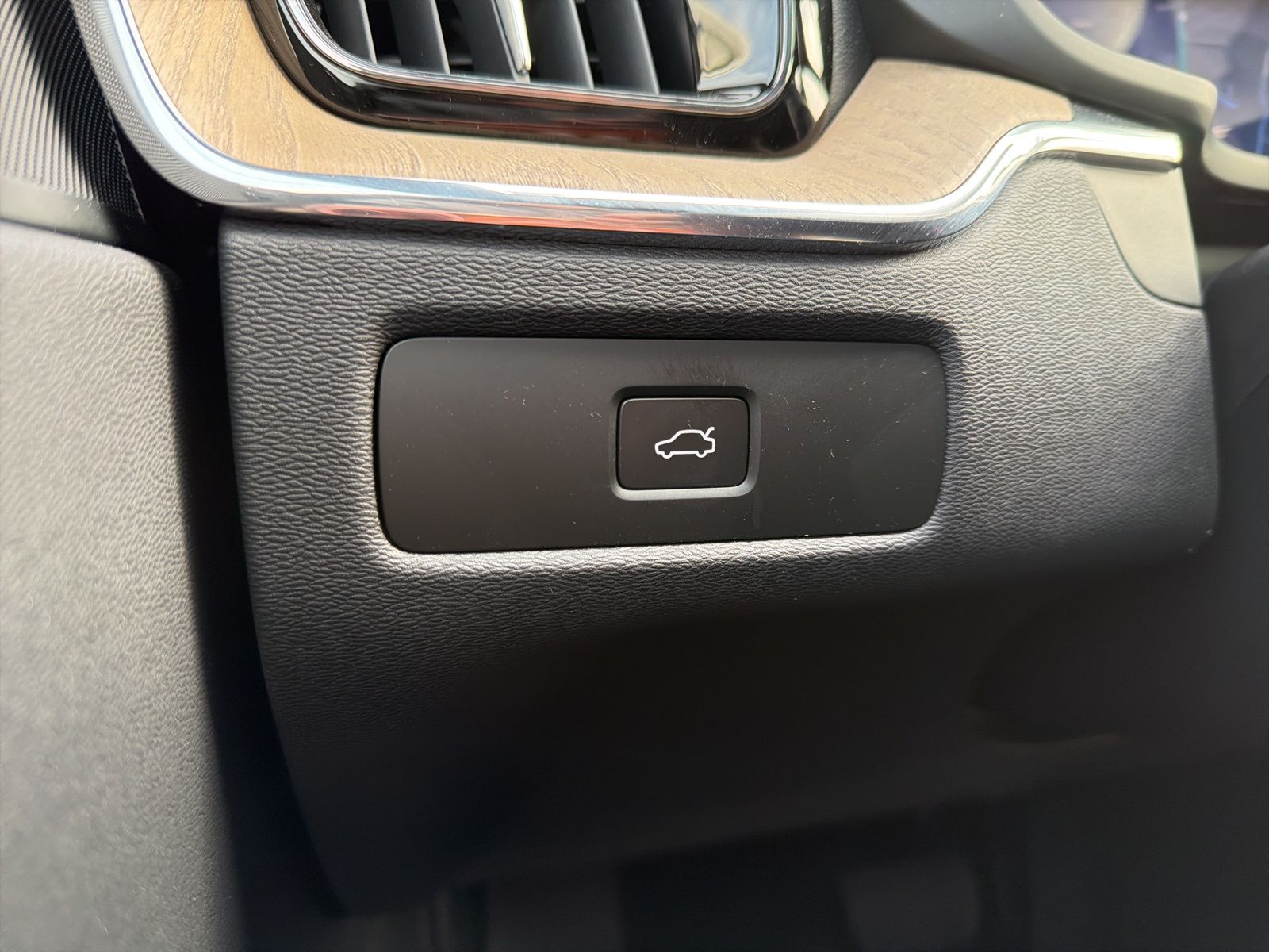 2026 Volvo XC60 Plus - Photo 52