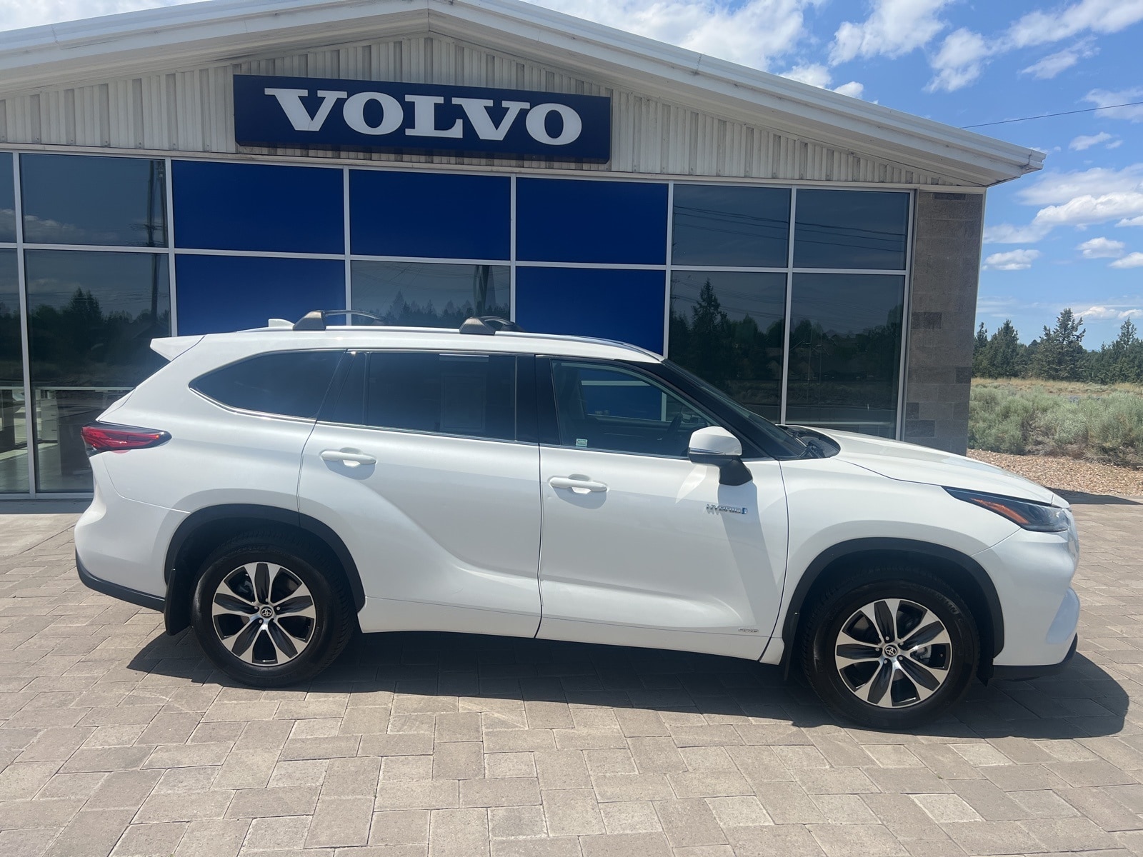Used 2021 Toyota Highlander XLE with VIN 5TDHBRCH2MS532159 for sale in Bend, OR