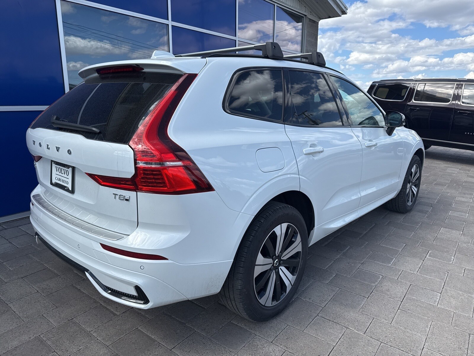 2025 Volvo XC60 Hybrid T8 Core photo 3