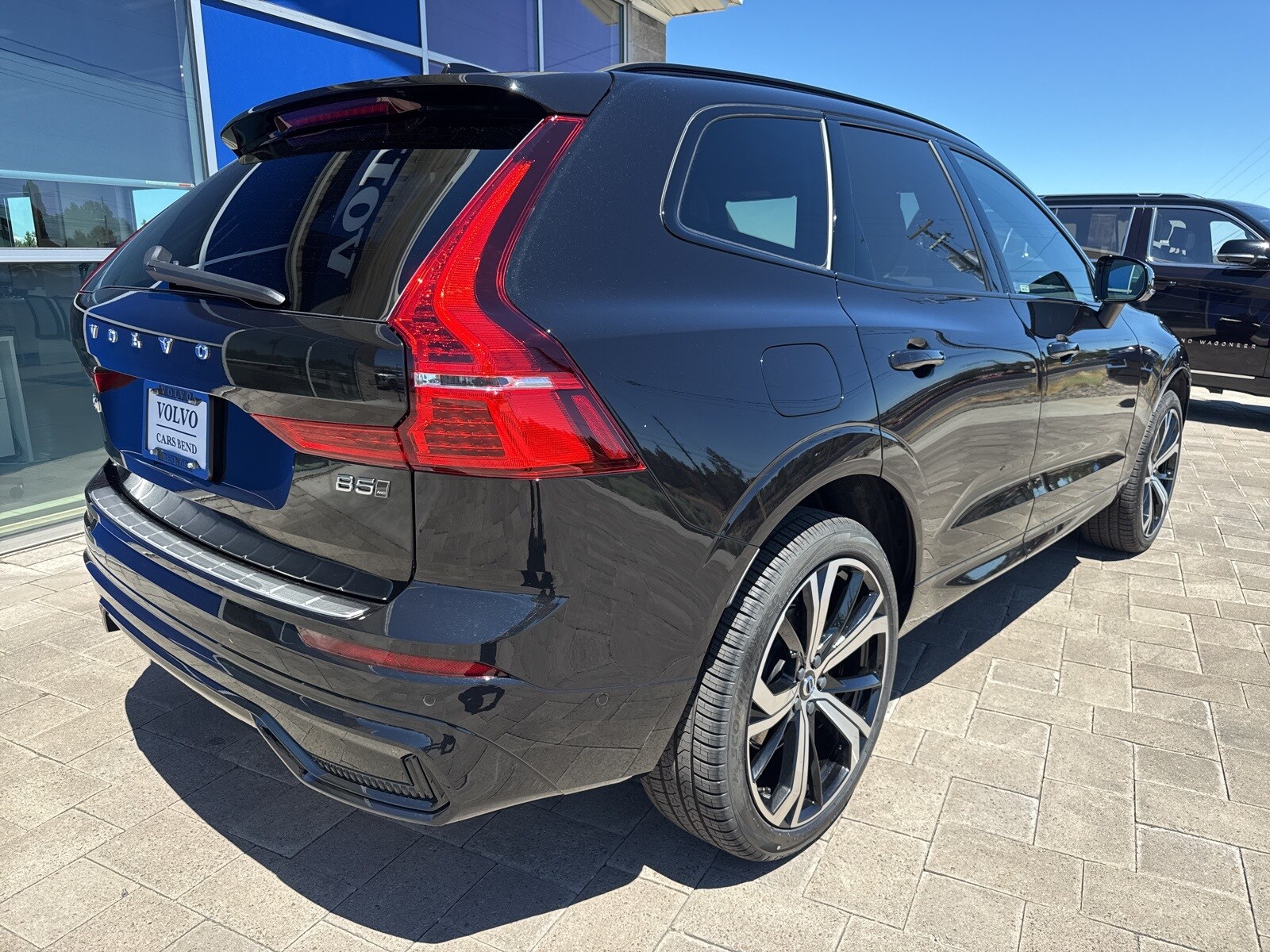 2025 Volvo XC60 B5 photo 2