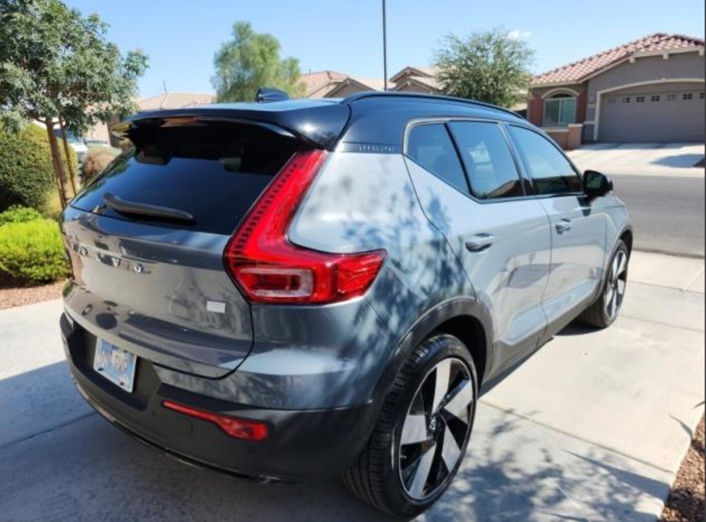 2023 Volvo XC40 Recharge Twin Plus photo 2