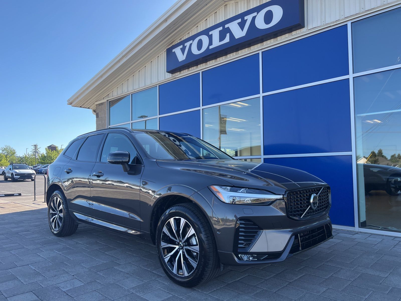 2025 Volvo XC60 B5 Plus Dark AWD's photo