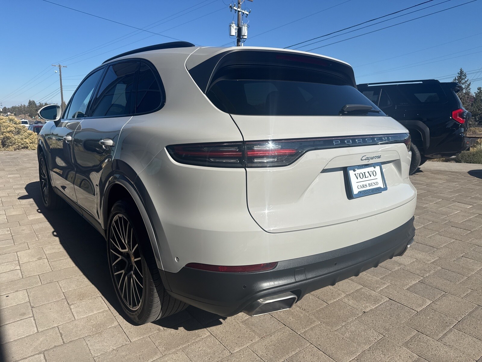2022 Porsche Cayenne Base photo 3