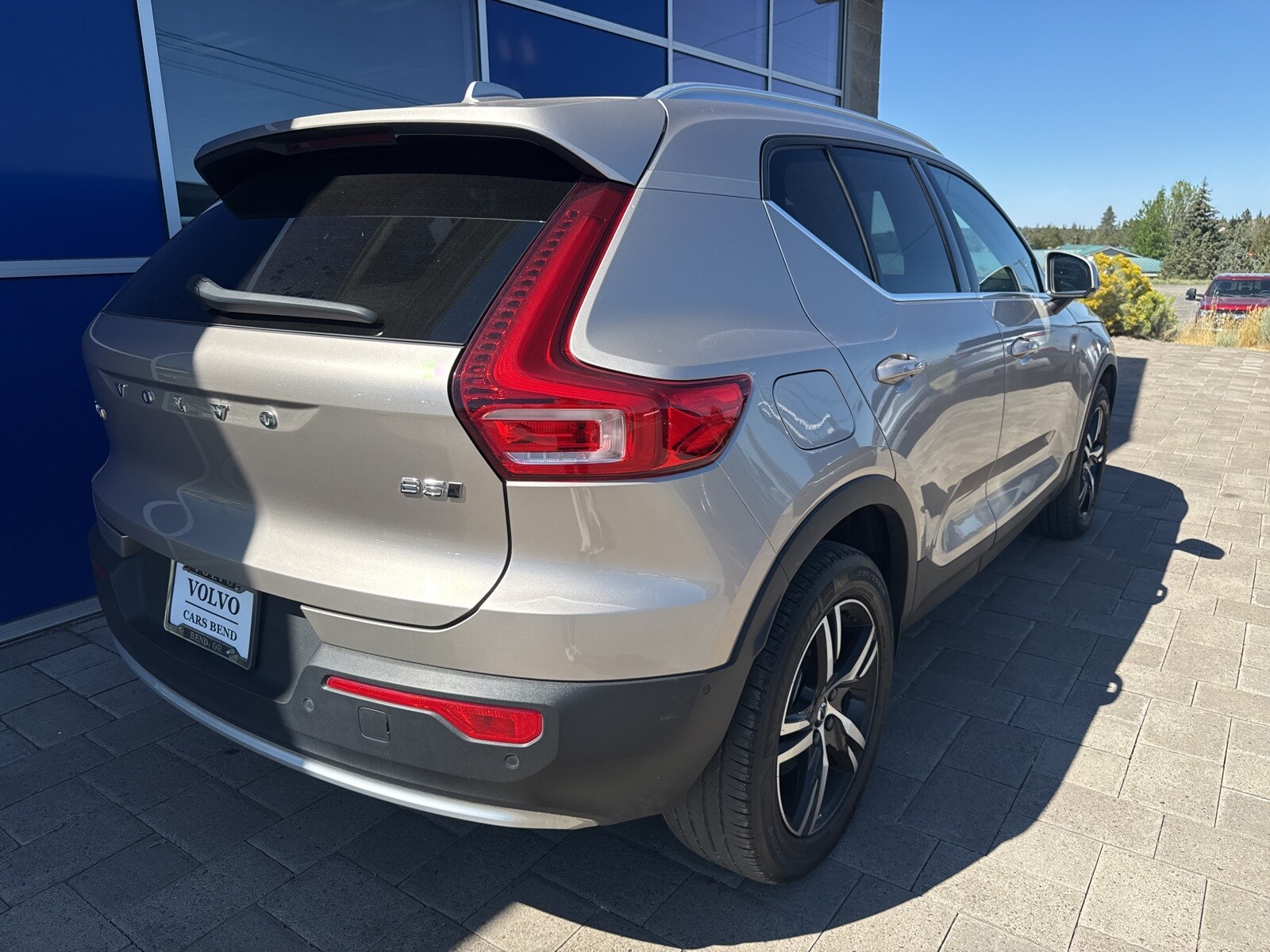 2023 Volvo XC40 Plus photo 2
