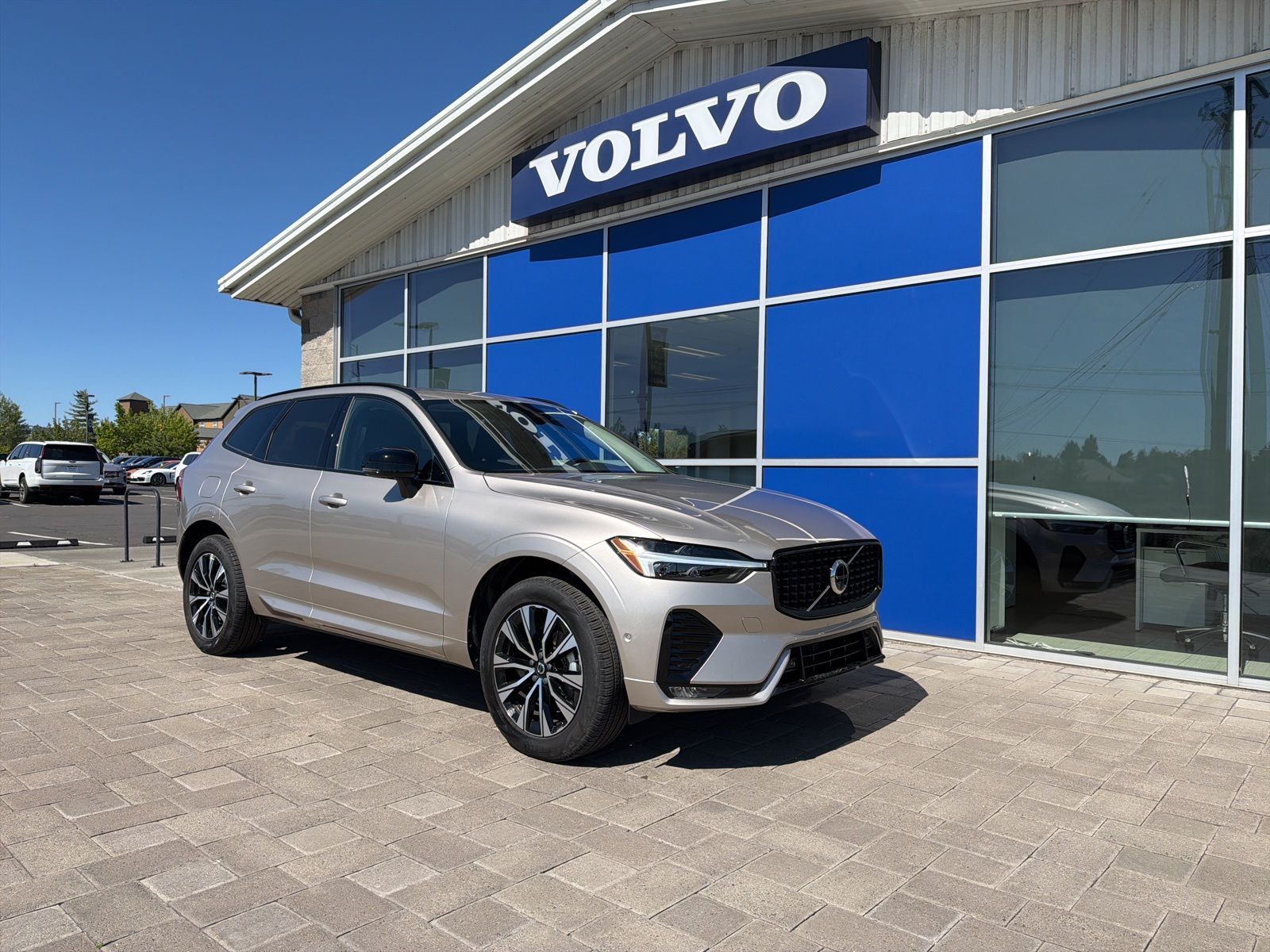 2025 Volvo XC60 B5 Plus Dark AWD's photo