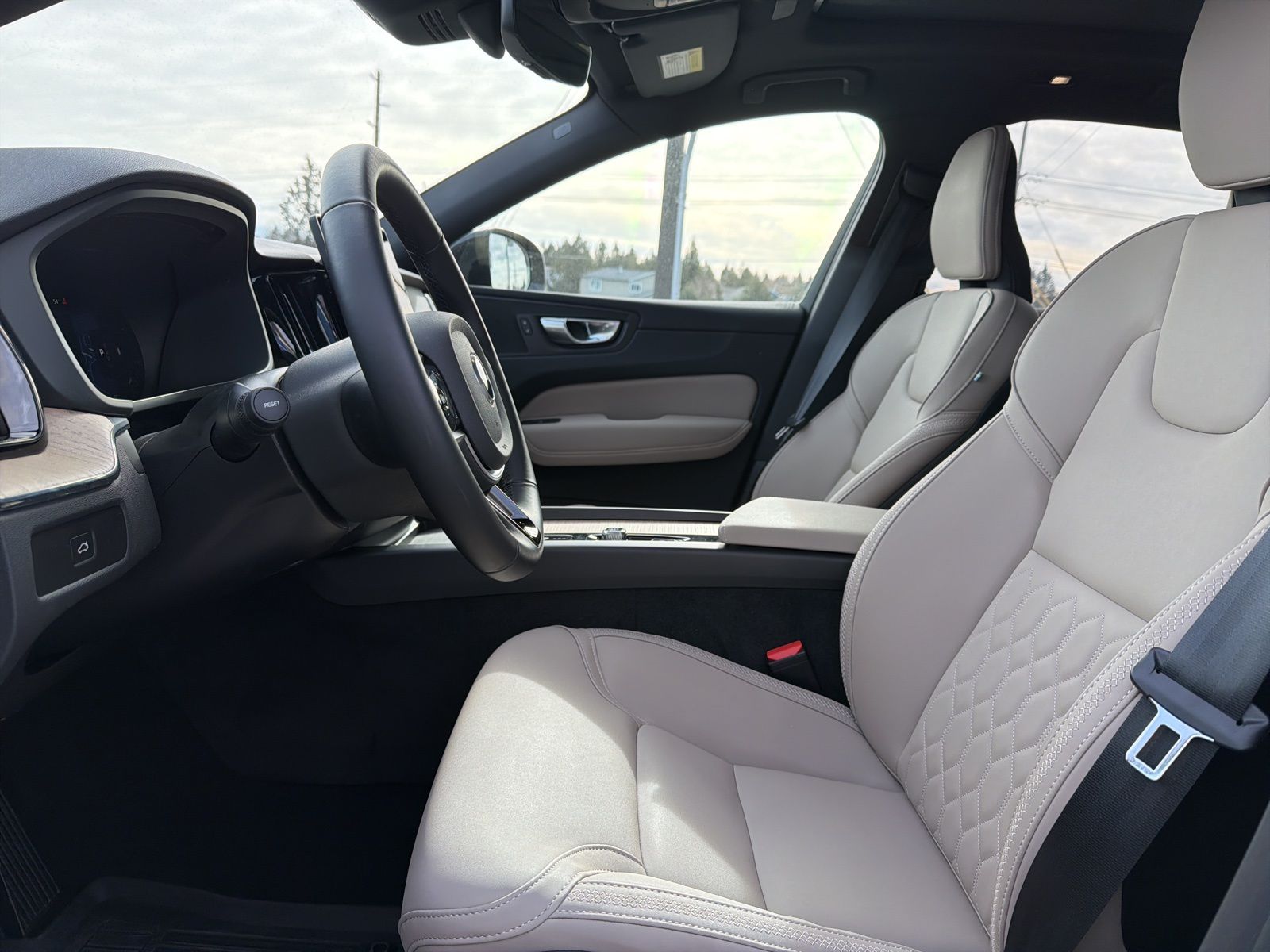 2026 Volvo XC60 Plus - Photo 23