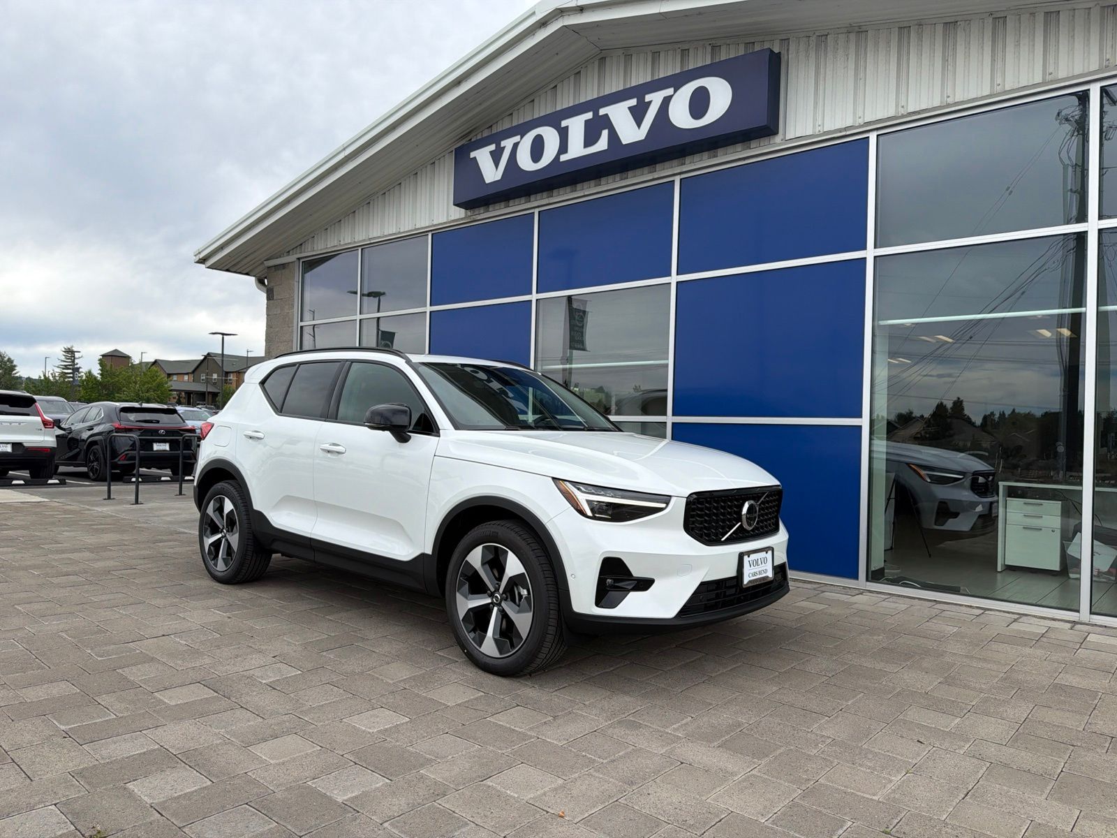 2026 Volvo XC40 B5 Plus Dark AWD's photo