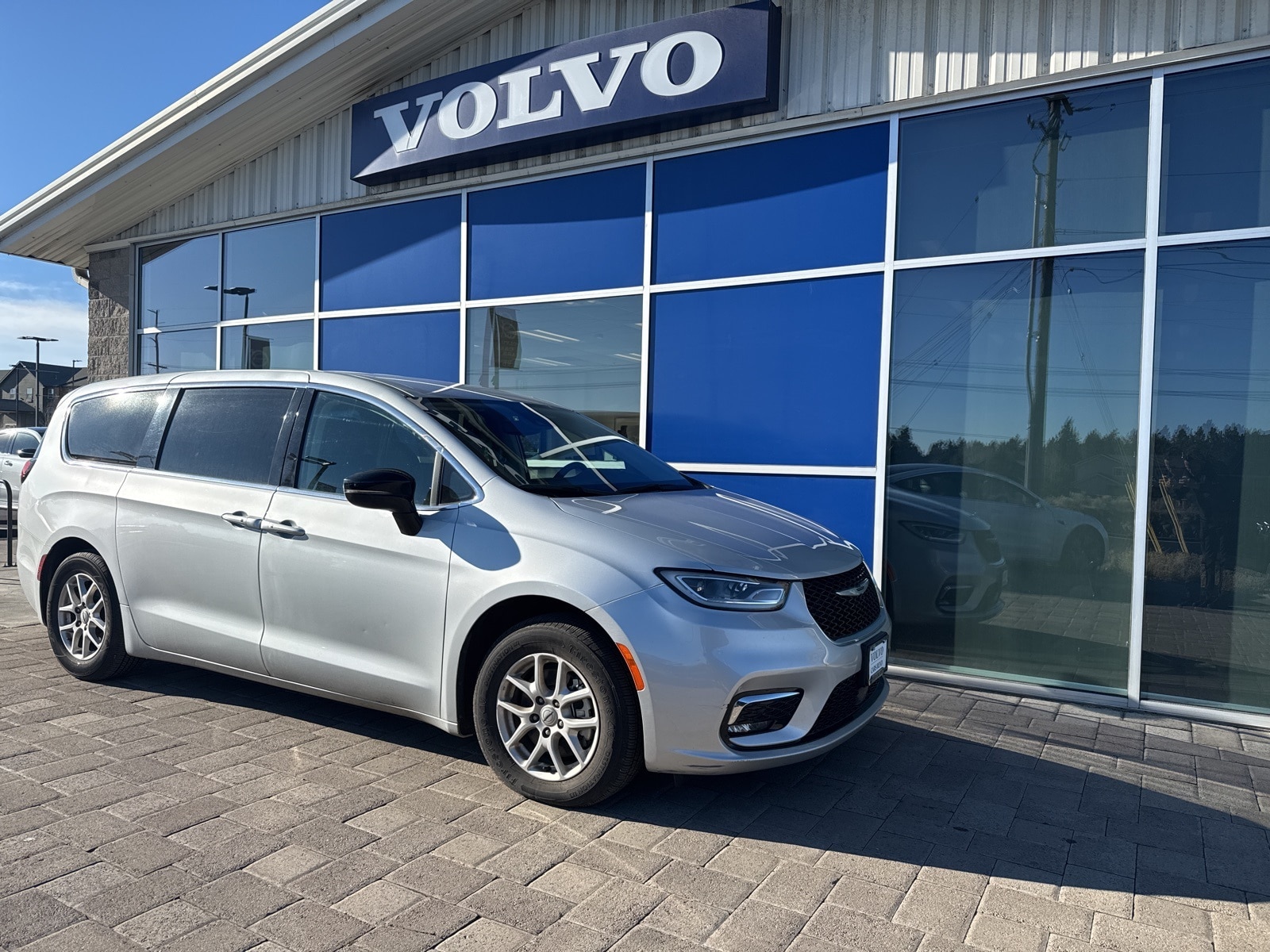 2024 Chrysler Pacifica Touring L's photo