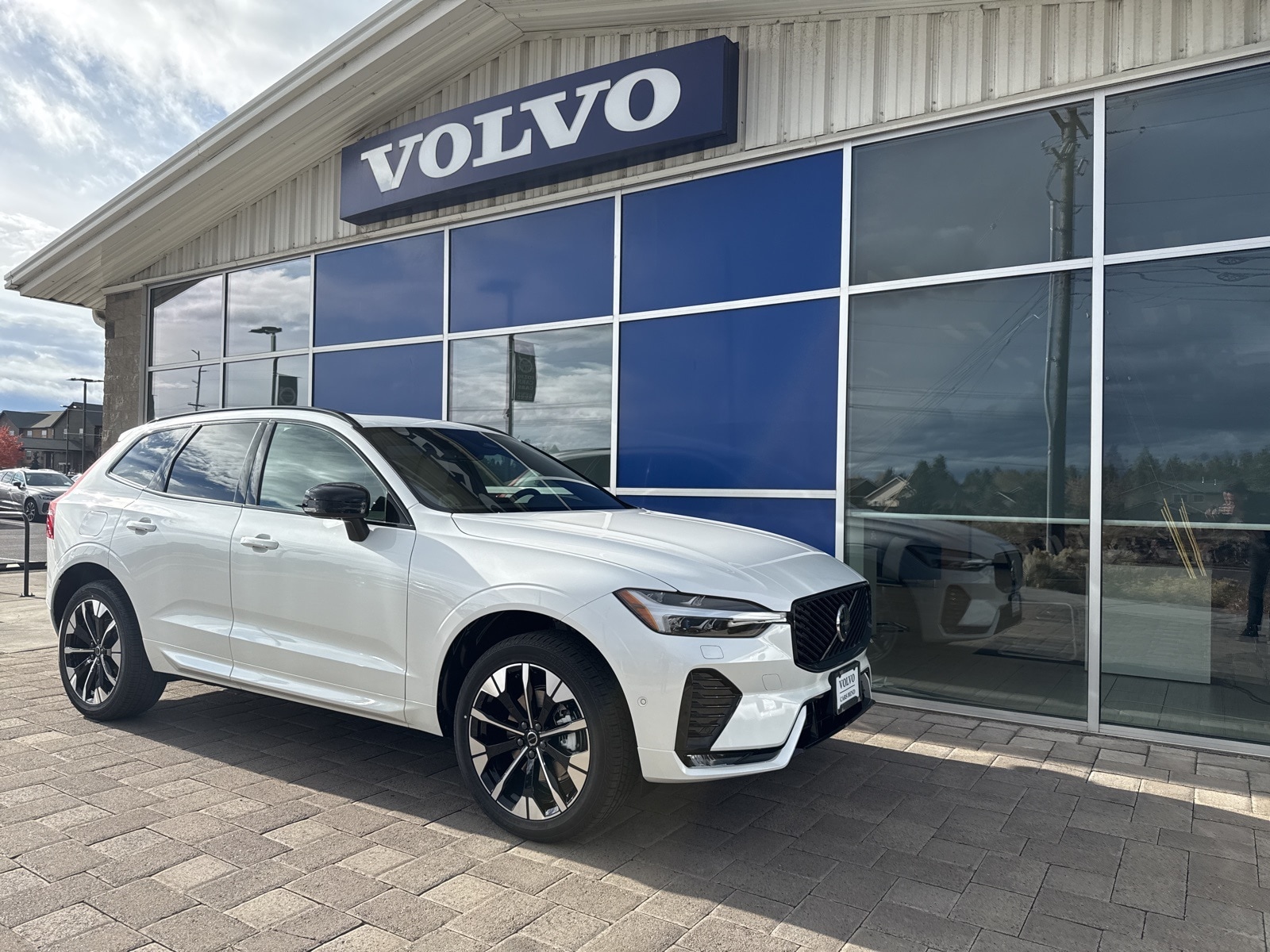 2026 Volvo XC60 Plus's photo