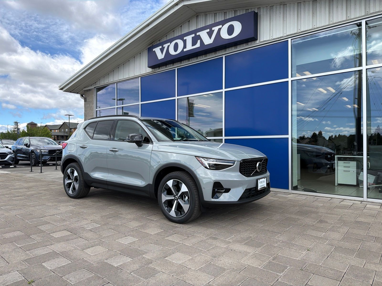 2026 Volvo XC40 B5 Plus Dark AWD's photo