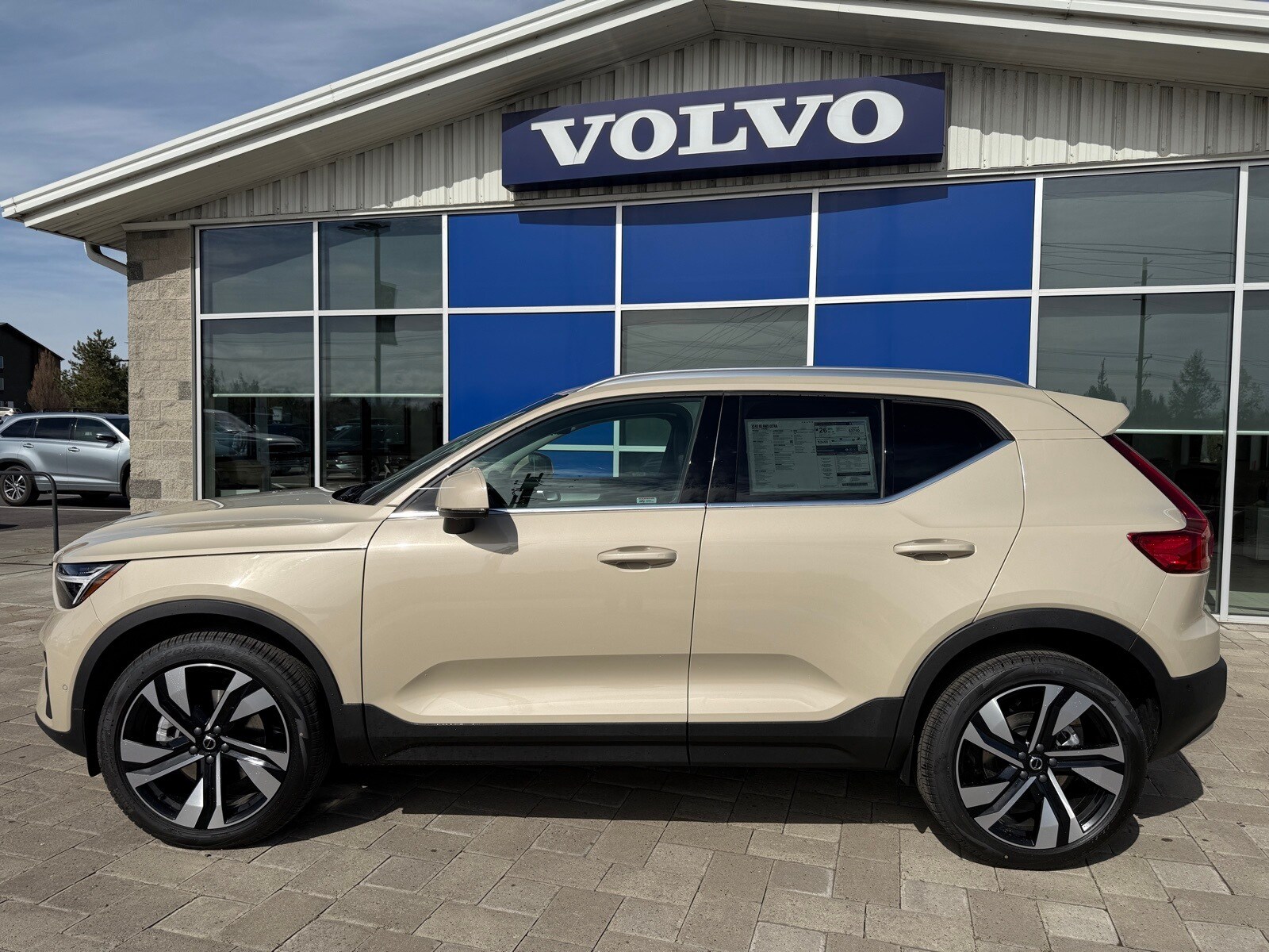 2025 Volvo XC40 photo 2
