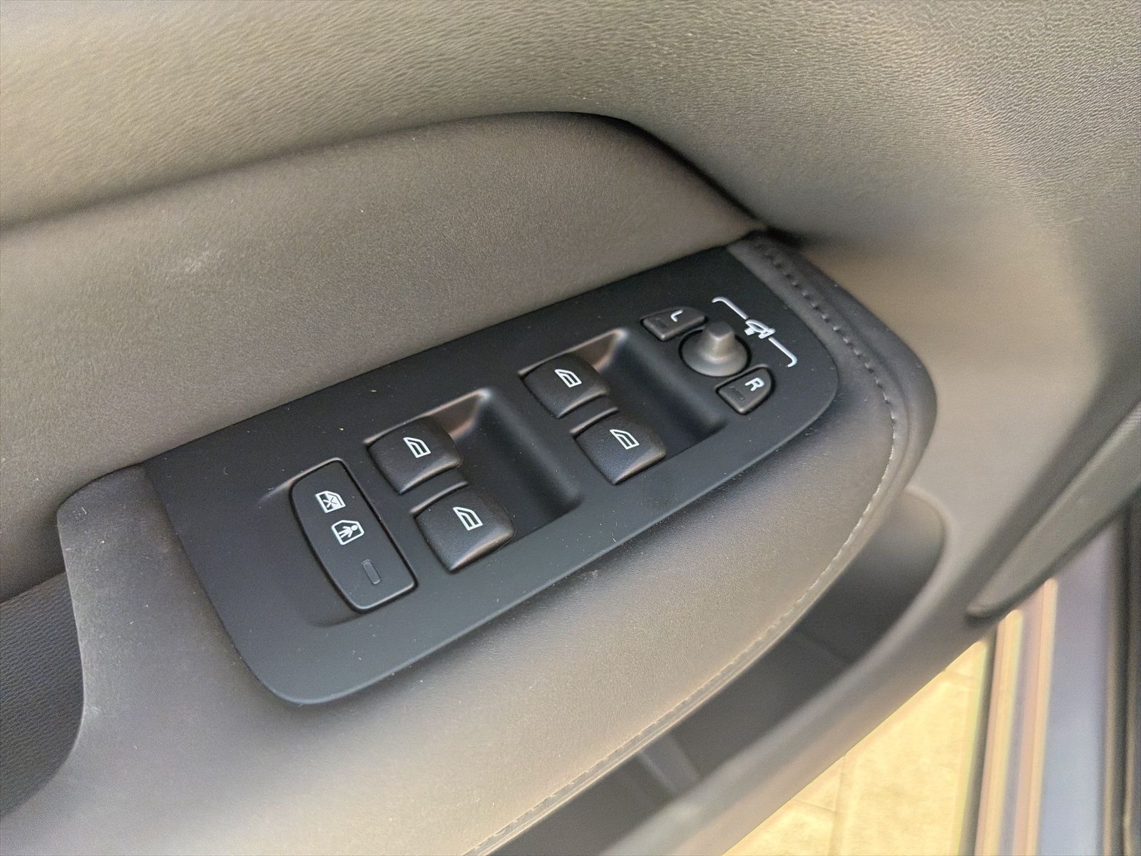 2026 Volvo XC60 Plus - Photo 29