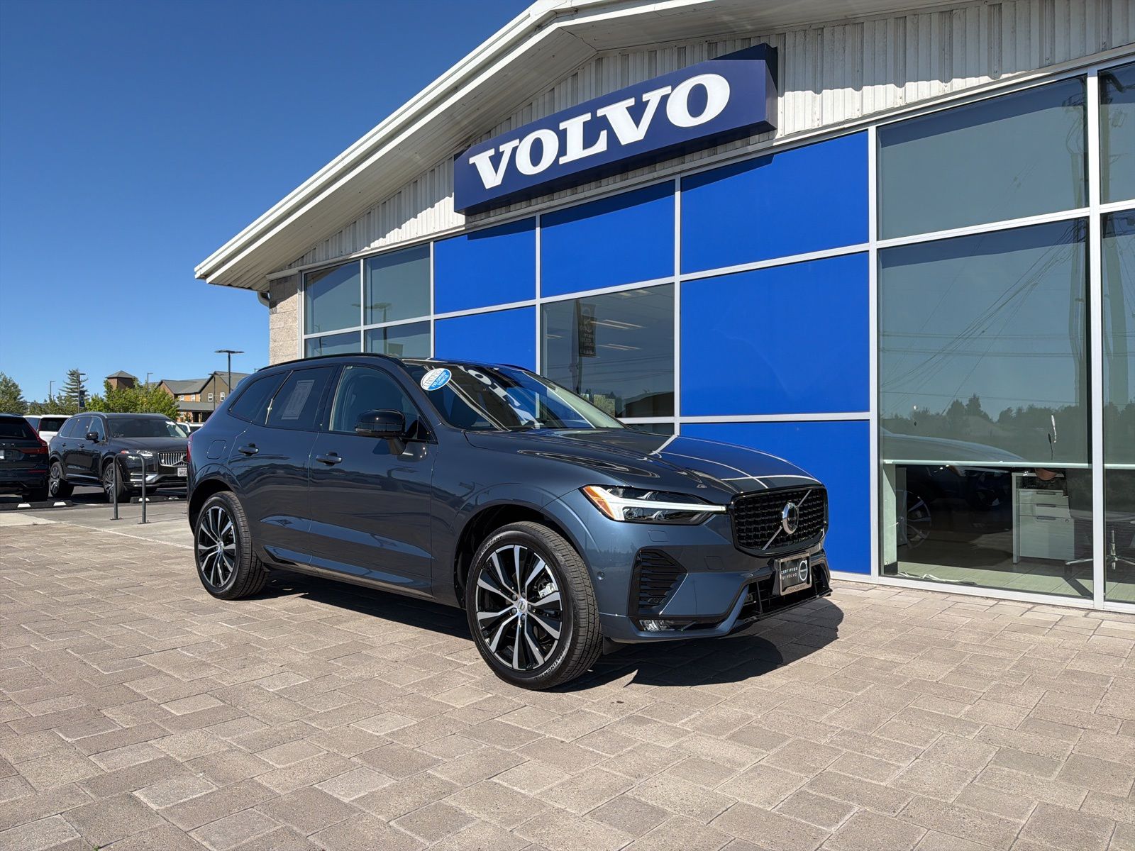 2025 Volvo XC60 B5 Plus Dark AWD's photo