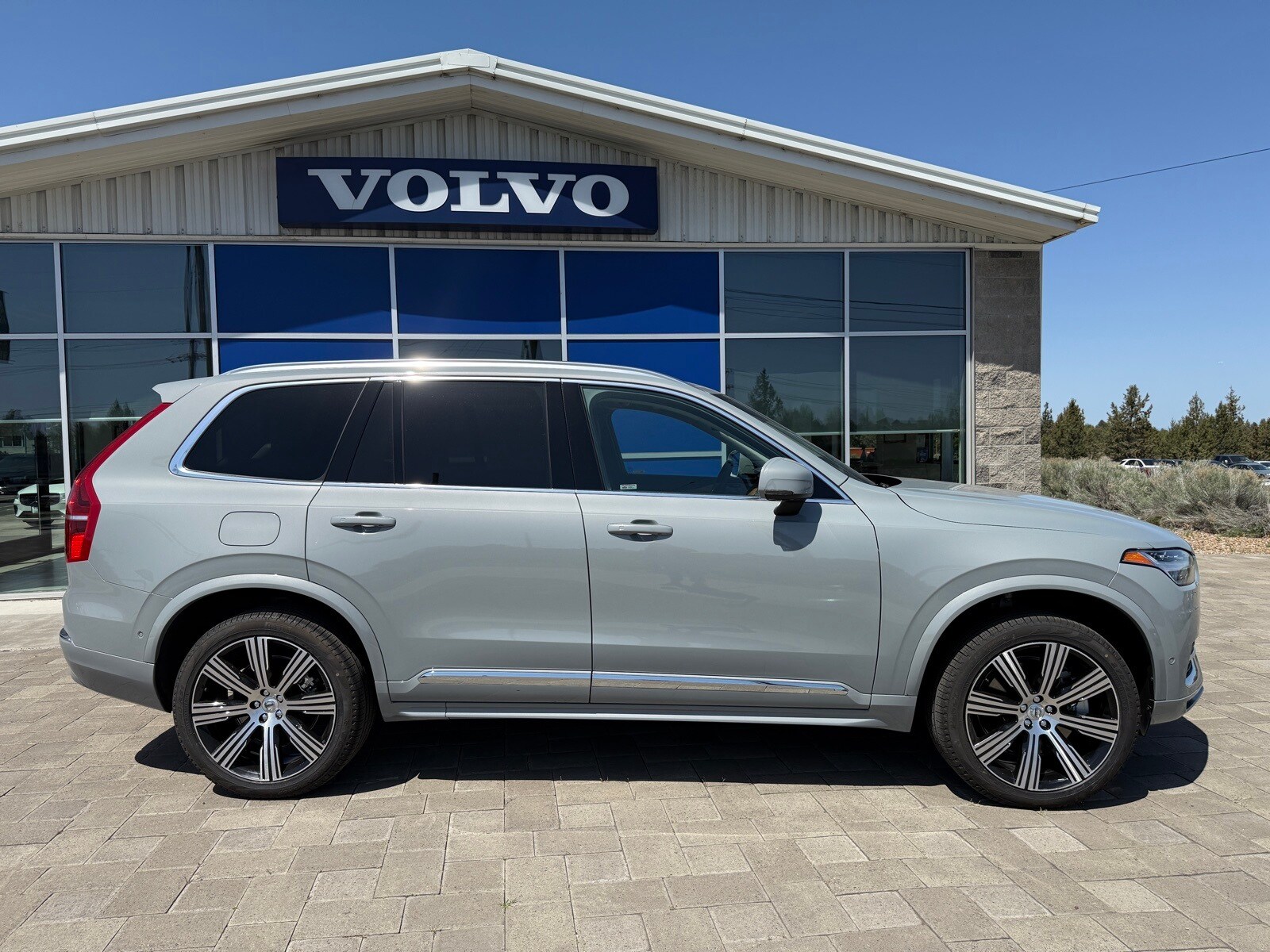 2025 Volvo XC90 T8 Plus photo 2