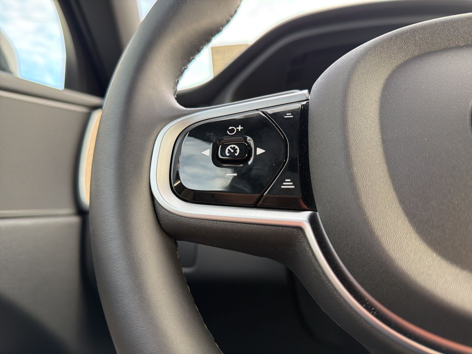 2026 Volvo XC60 Plus - Photo 61