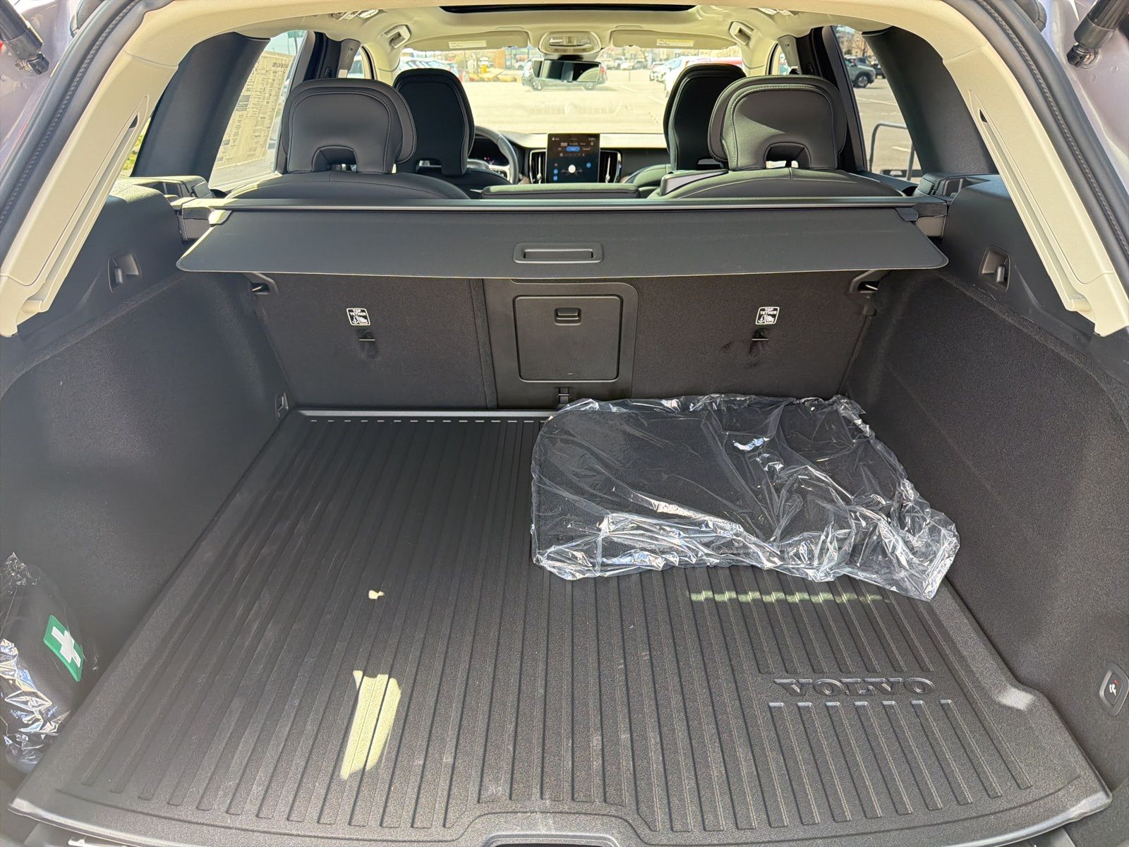2026 Volvo XC60 Plus - Photo 18