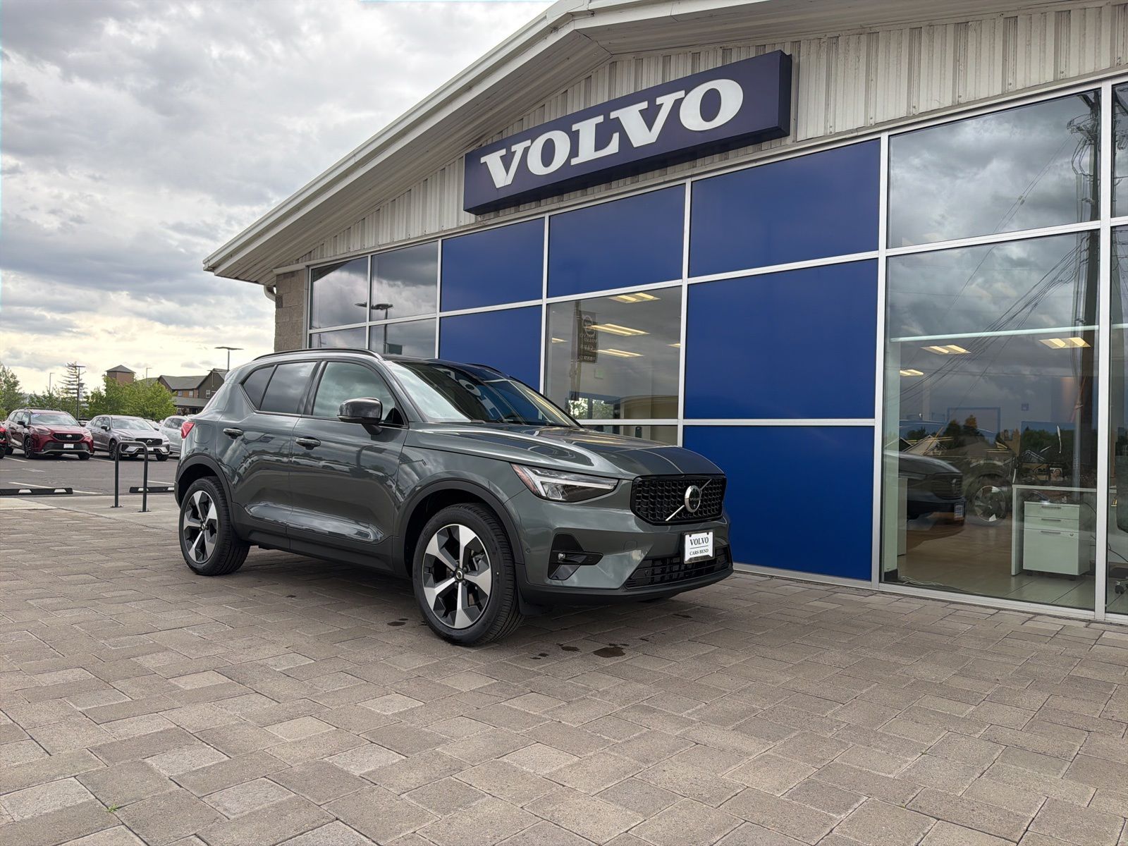 2026 Volvo XC40 B5 Plus Dark AWD's photo