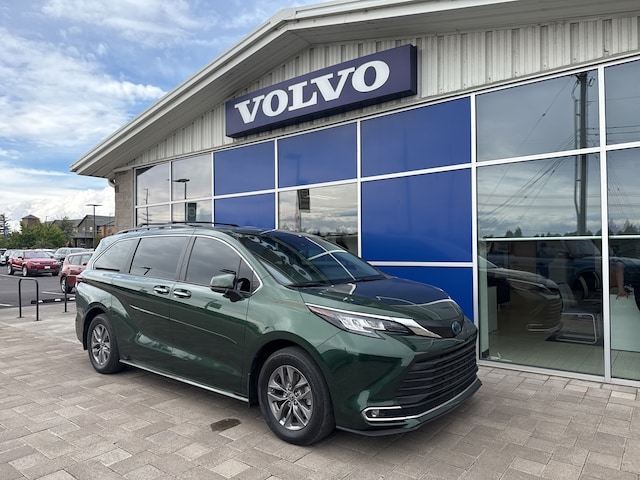 2023 Toyota Sienna XLE Minivan/Van