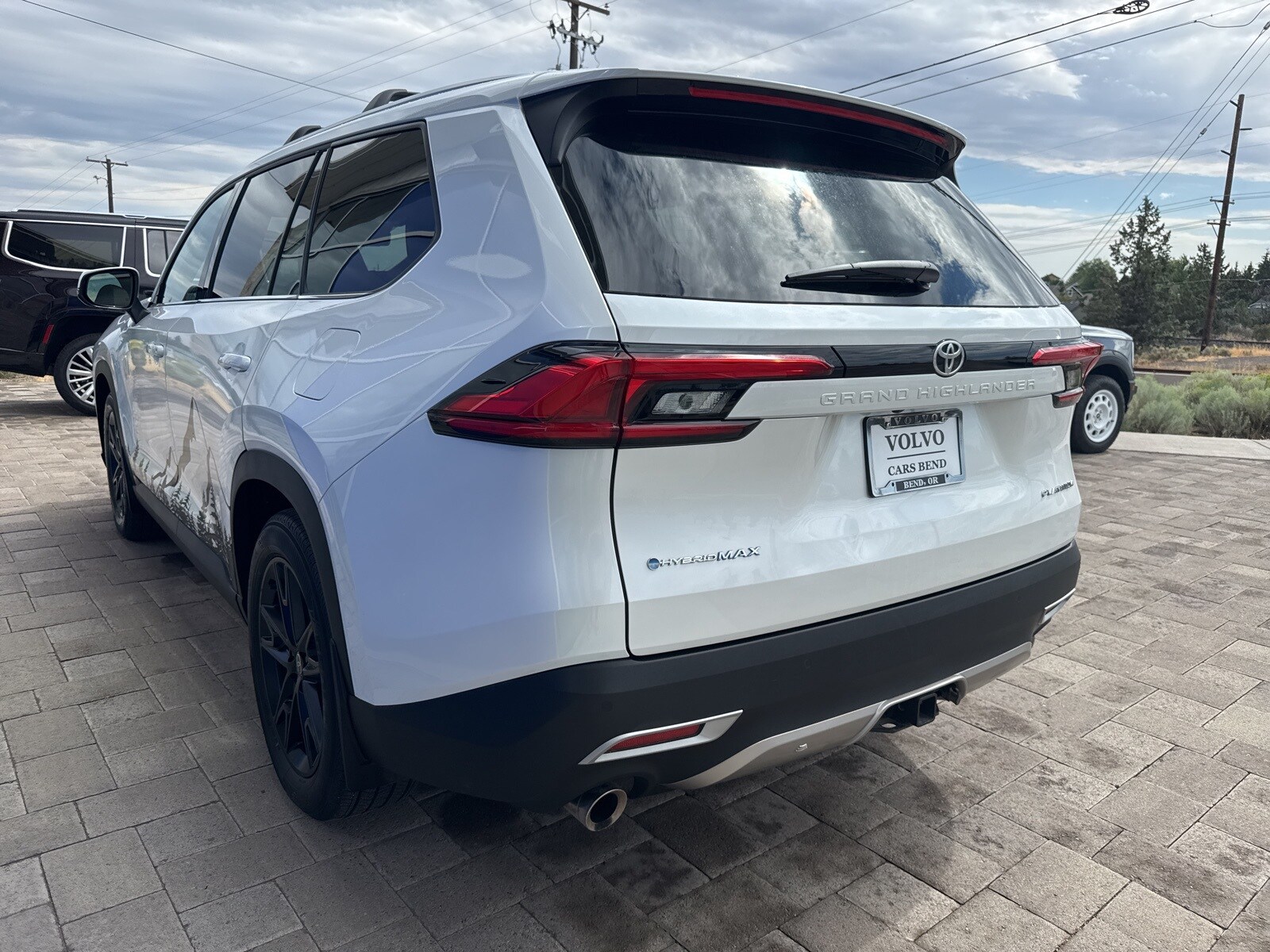 2024 Toyota Highlander Hybrid Platinum photo 2