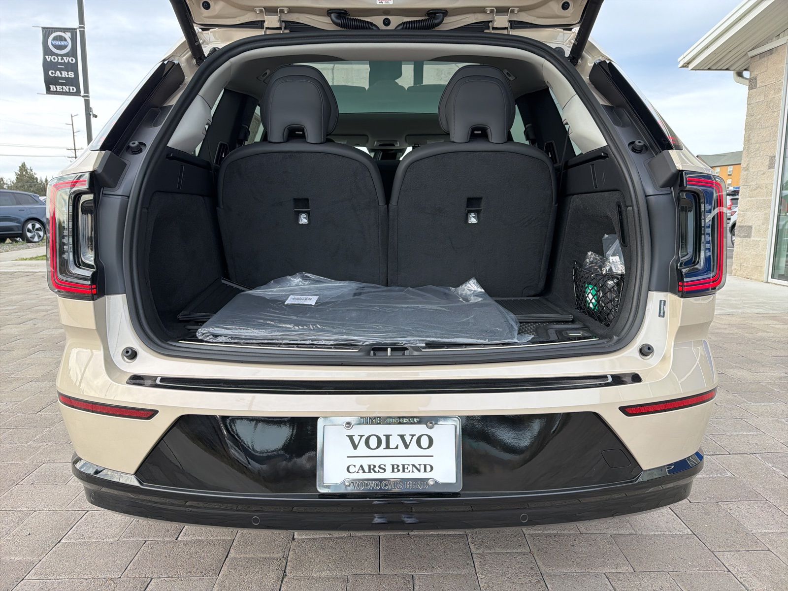 2025 Volvo EX90 Plus - Photo 9