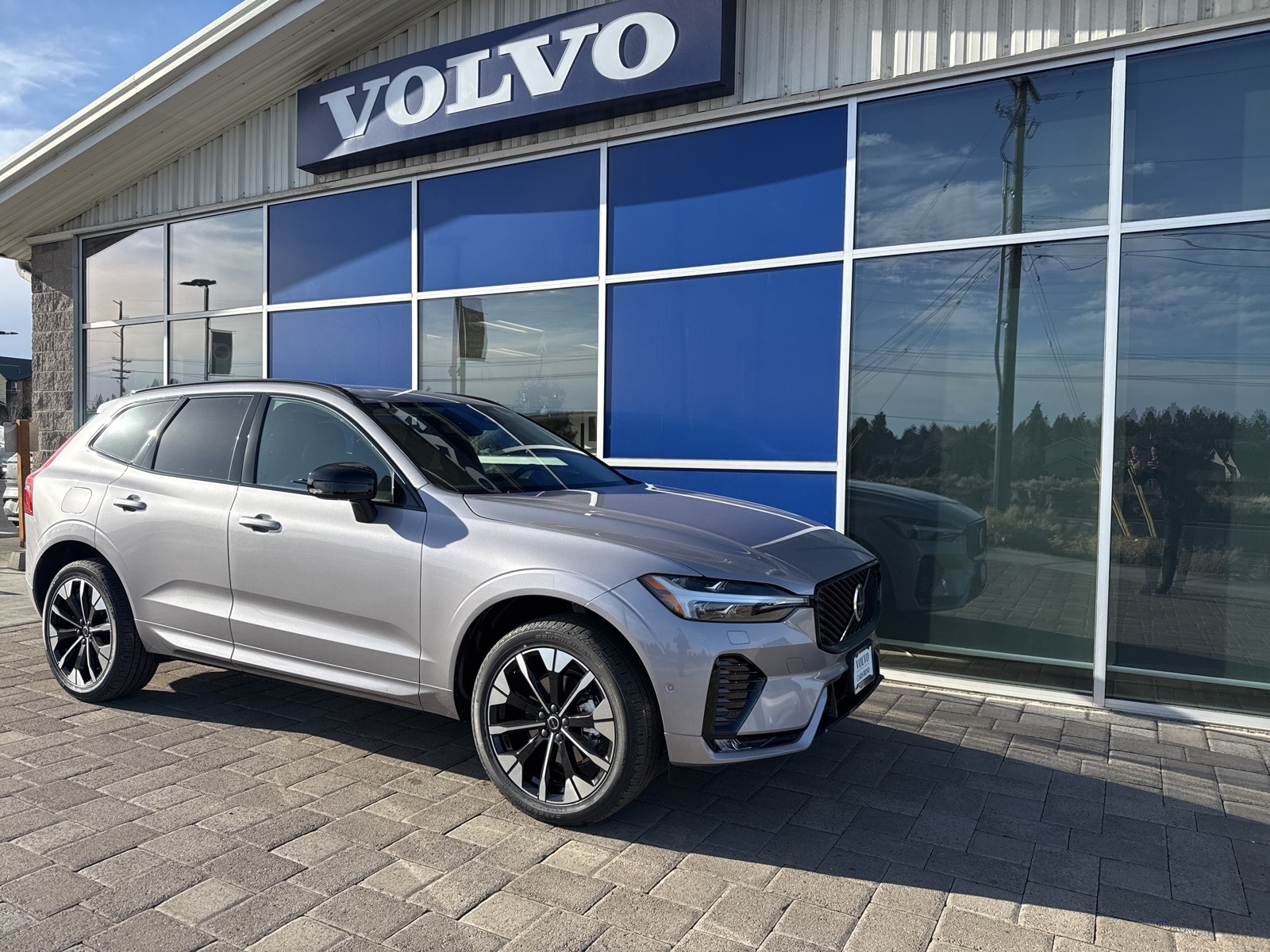 2026 Volvo XC60 Plus's photo