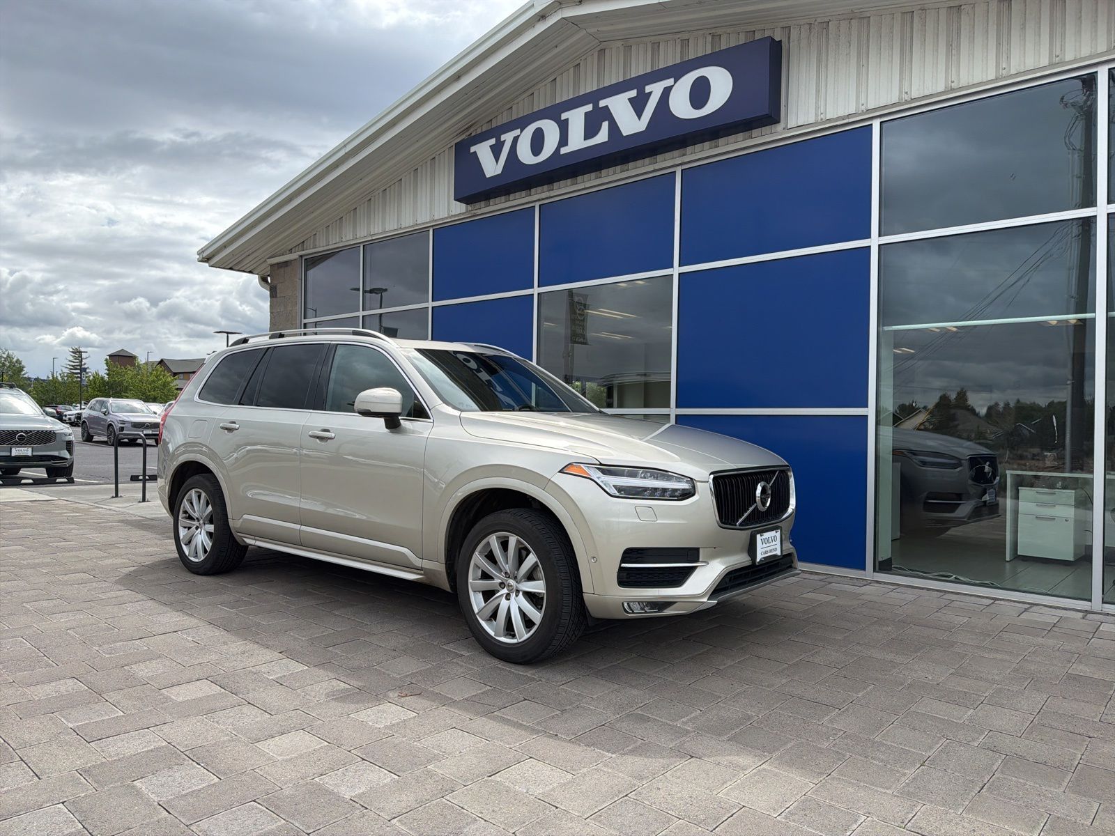2017 Volvo XC90 T6 AWD Momentum's photo