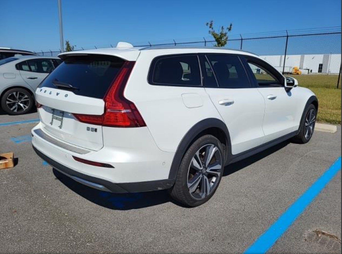 2024 Volvo V60 Cross Country B5 Plus photo 2